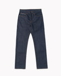 Il jeans Atenoc Lot 01 fonde l'eccellenza tessile del denim giapponese con la rinomata maestria manifatturiera del Nord Italia. Un capo dalla struttura superiore, concepito per evolversi nel tempo e garantire una resistenza senza compromessi.

L'esclusività della serie è sigillata da una patch in pelle suede lavorata a mano, con logo inciso al laser. Ogni esemplare riporta una numerazione progressiva e casuale (es. 09/80), a testimonianza di una tiratura limitata a soli 80 pezzi prodotti. Un dettaglio che t