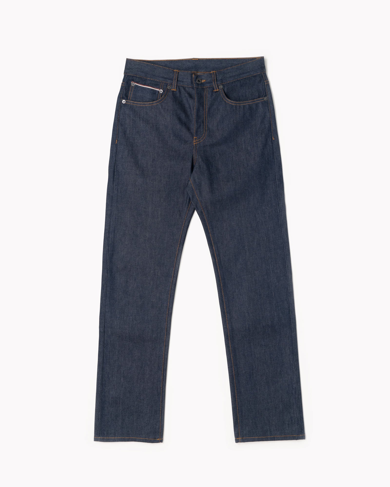 Il jeans Atenoc Lot 01 fonde l'eccellenza tessile del denim giapponese con la rinomata maestria manifatturiera del Nord Italia. Un capo dalla struttura superiore, concepito per evolversi nel tempo e garantire una resistenza senza compromessi.

L'esclusività della serie è sigillata da una patch in pelle suede lavorata a mano, con logo inciso al laser. Ogni esemplare riporta una numerazione progressiva e casuale (es. 09/80), a testimonianza di una tiratura limitata a soli 80 pezzi prodotti. Un dettaglio che t