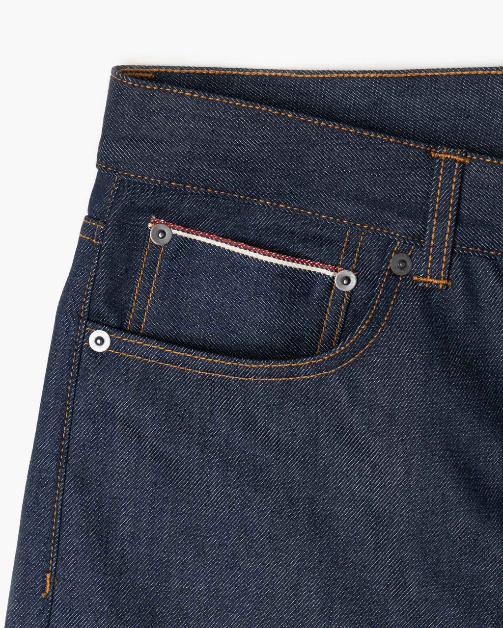 Il jeans Atenoc Lot 01 fonde l'eccellenza tessile del denim giapponese con la rinomata maestria manifatturiera del Nord Italia. Un capo dalla struttura superiore, concepito per evolversi nel tempo e garantire una resistenza senza compromessi.

L'esclusività della serie è sigillata da una patch in pelle suede lavorata a mano, con logo inciso al laser. Ogni esemplare riporta una numerazione progressiva e casuale (es. 09/80), a testimonianza di una tiratura limitata a soli 80 pezzi prodotti. Un dettaglio che t