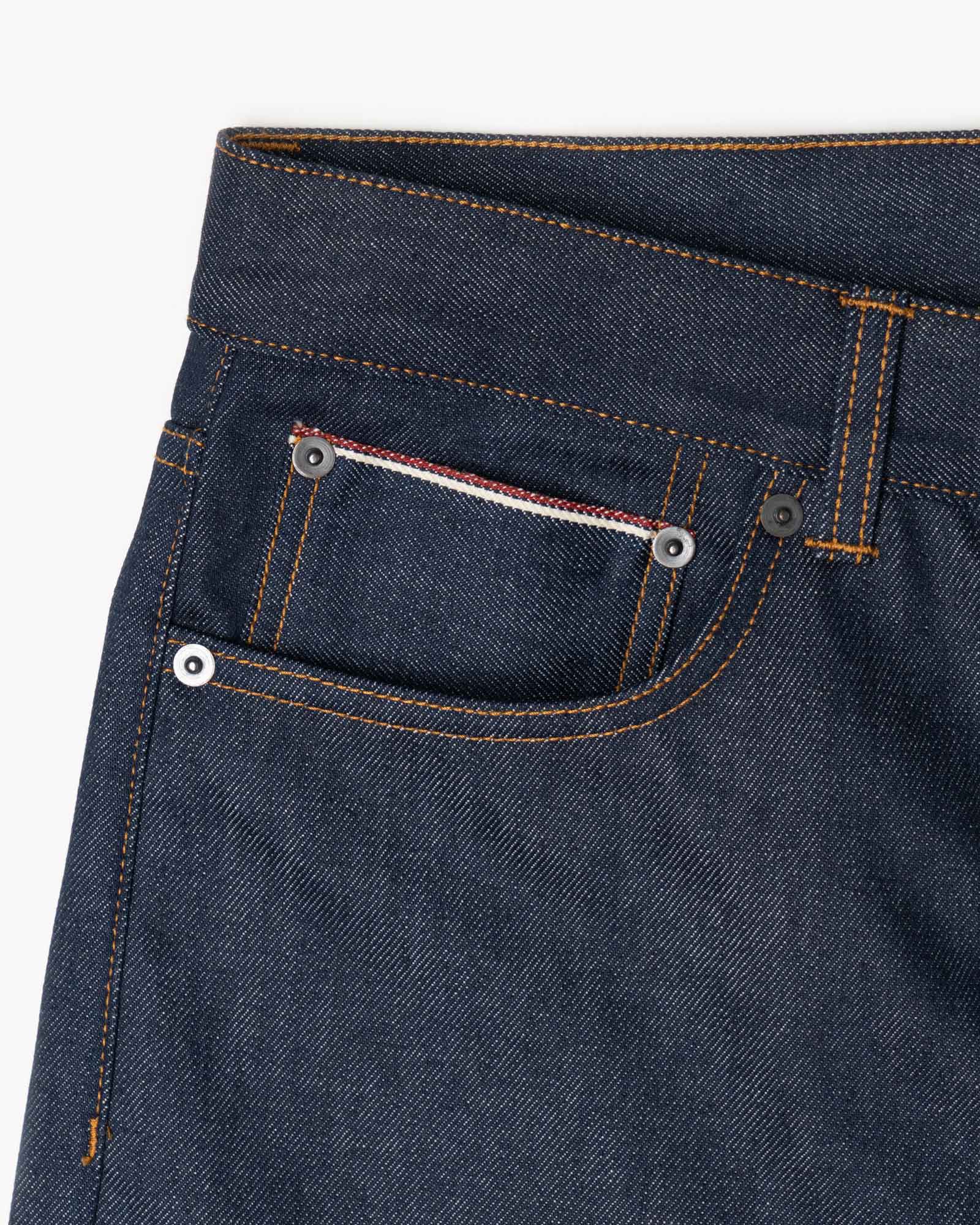 Il jeans Atenoc Lot 01 fonde l'eccellenza tessile del denim giapponese con la rinomata maestria manifatturiera del Nord Italia. Un capo dalla struttura superiore, concepito per evolversi nel tempo e garantire una resistenza senza compromessi.

L'esclusività della serie è sigillata da una patch in pelle suede lavorata a mano, con logo inciso al laser. Ogni esemplare riporta una numerazione progressiva e casuale (es. 09/80), a testimonianza di una tiratura limitata a soli 80 pezzi prodotti. Un dettaglio che t