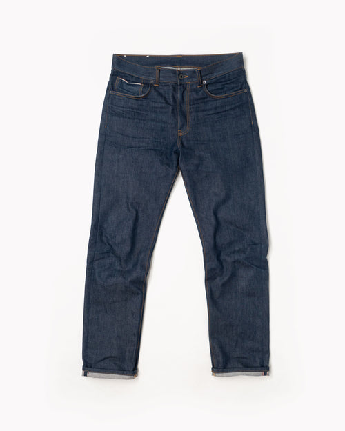Il jeans Atenoc Lot 01 fonde l'eccellenza tessile del denim giapponese con la rinomata maestria manifatturiera del Nord Italia. Un capo dalla struttura superiore, concepito per evolversi nel tempo e garantire una resistenza senza compromessi.

L'esclusività della serie è sigillata da una patch in pelle suede lavorata a mano, con logo inciso al laser. Ogni esemplare riporta una numerazione progressiva e casuale (es. 09/80), a testimonianza di una tiratura limitata a soli 80 pezzi prodotti. Un dettaglio che t